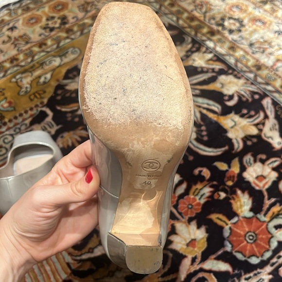 CHANEL Patent Leather CC Open Toe Pumps Silver/Gray Sz 40 - Picture 15 of 15